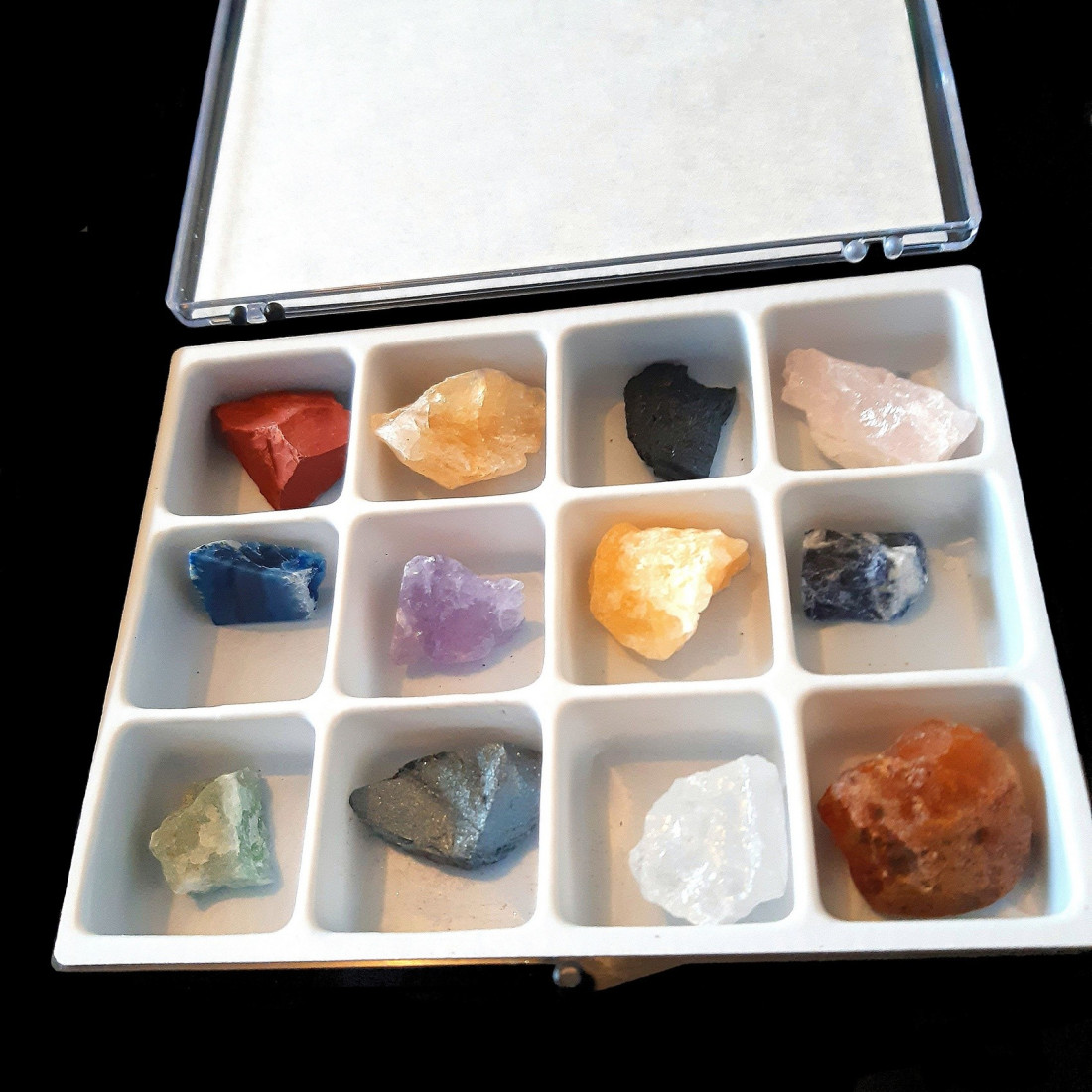 Boite d&#39échantillon minéralogique de 12 cristaux pierres brut
