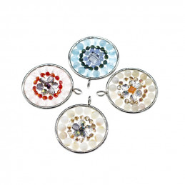 Pendentif médaille fleur en perles de quartz bleu et cristaux + chaine