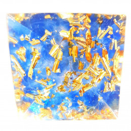 Pyramide orgonite orgone en résine, cristal et galets bleus, copeaux dorés orgo8 5cm