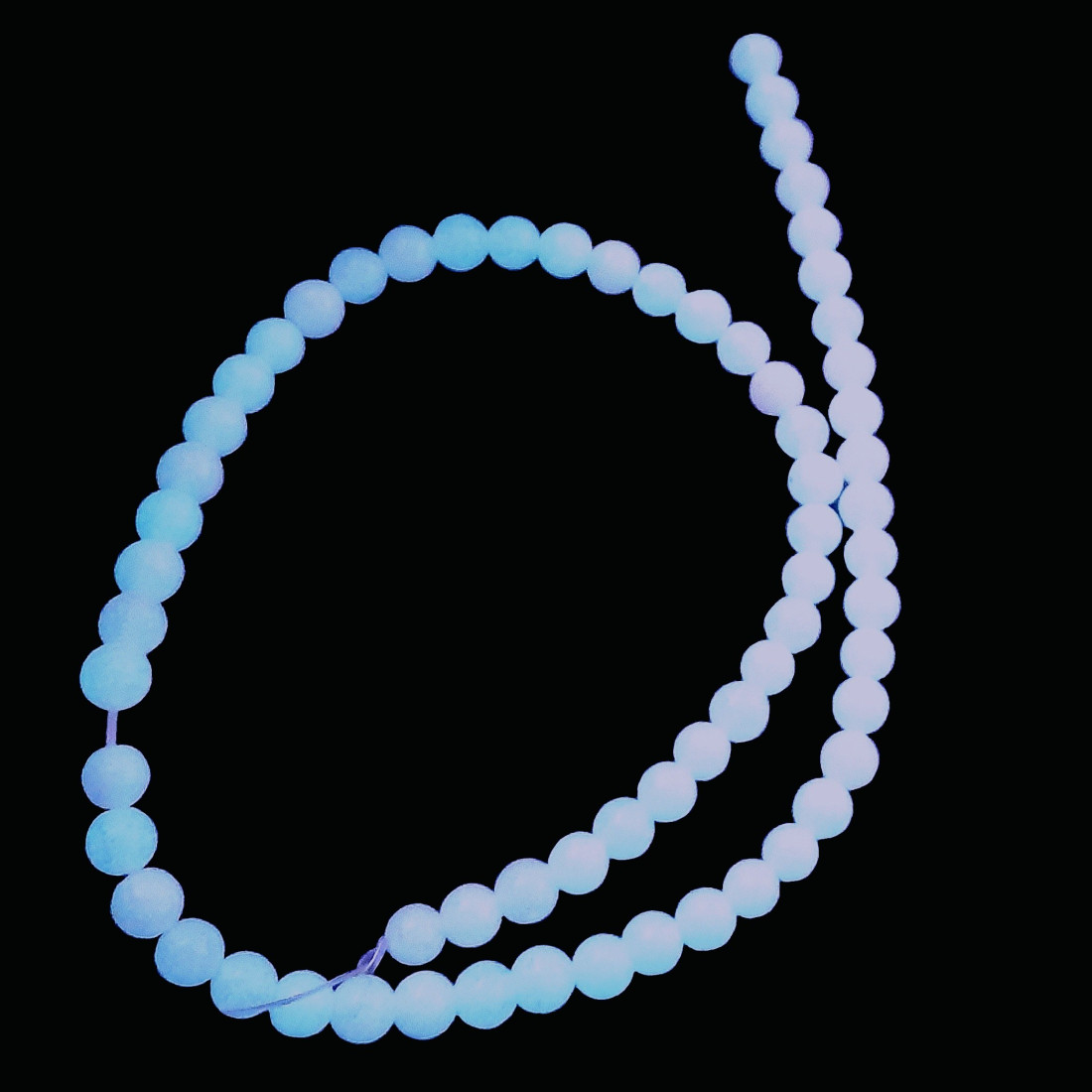 Fil de 64 perles rondes 6mm fluorescente bleue brille dans le noir phosphorescente