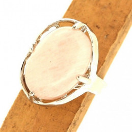 Bague ajustable en acier sertie d'un cabochon ovale en quartz rose 